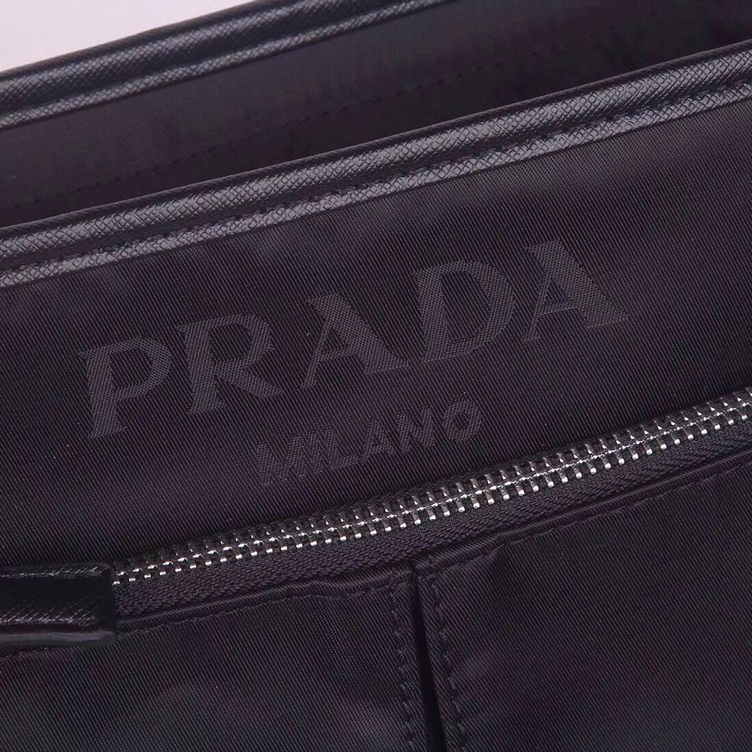 【PRADA 公式旗艦店】プラダ  斜めがけバッグ 当日出荷 好評に付き再入荷！26*26*7CM