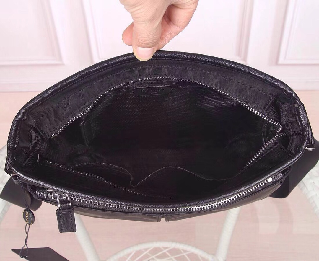 【PRADA 公式旗艦店】プラダ  斜めがけバッグ 当日出荷 好評に付き再入荷！26*26*7CM