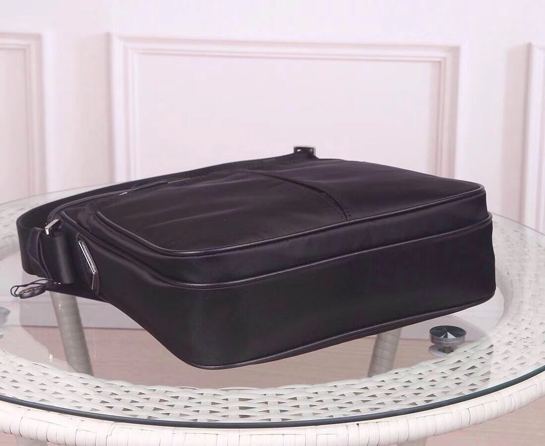 【PRADA 公式旗艦店】プラダ  斜めがけバッグ 当日出荷 好評に付き再入荷！26*26*7CM