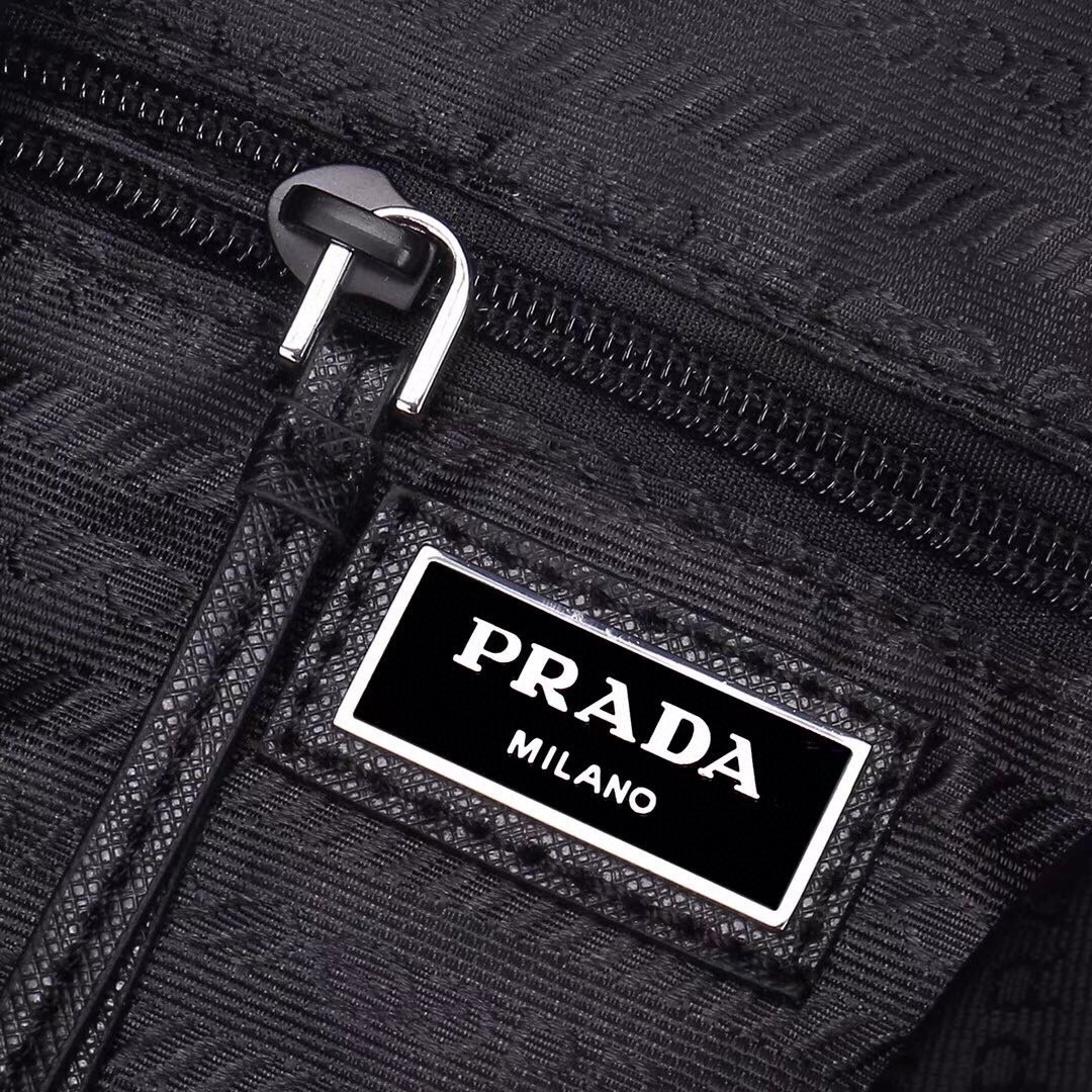【PRADA 公式旗艦店】プラダ  胸ポケット 当日出荷 好評に付き再入荷！26.5/37.5CM