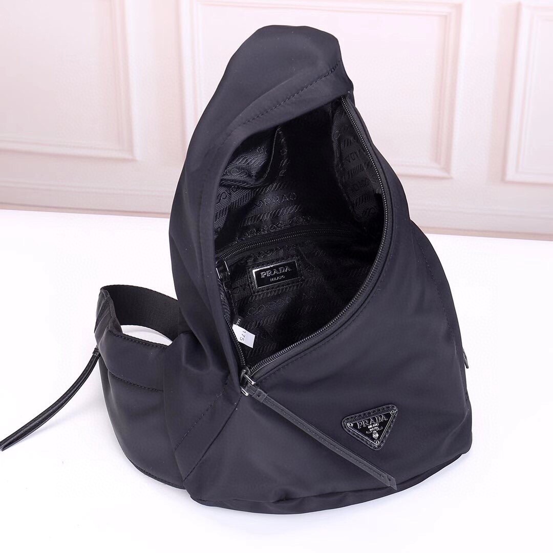 【PRADA 公式旗艦店】プラダ  胸ポケット 当日出荷 好評に付き再入荷！26.5/37.5CM