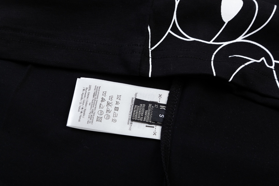 【FENDI 公式旗艦店】フェンディ  Tシャツ ご好評に付き再入荷！