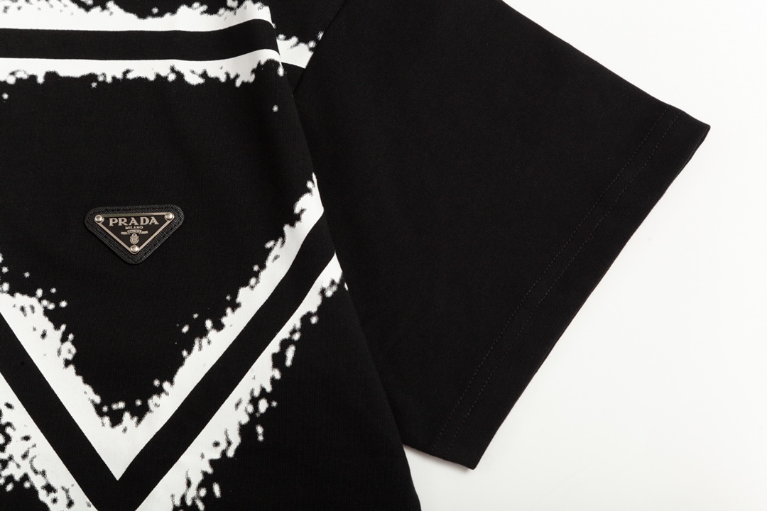 【PRADA  公式旗艦店】プラダ  Tシャツ ご好評に付き再入荷！