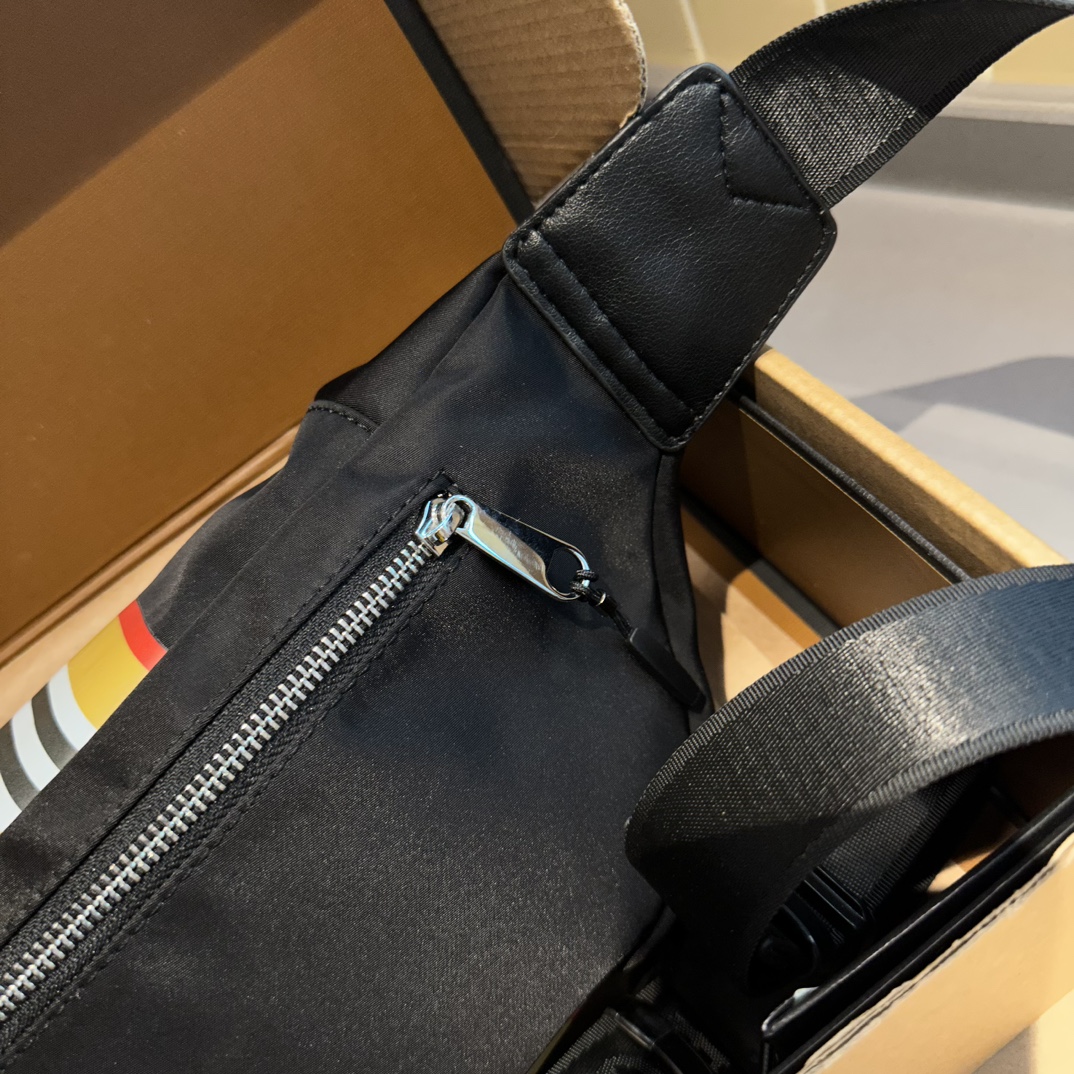 【BURBERRY 公式旗艦店】バーバリー 胸ポケット  当日出荷 好評に付き再入荷！27CM