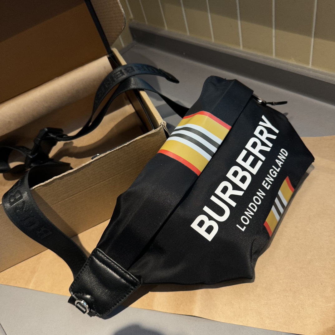 【BURBERRY 公式旗艦店】バーバリー 胸ポケット  当日出荷 好評に付き再入荷！27CM