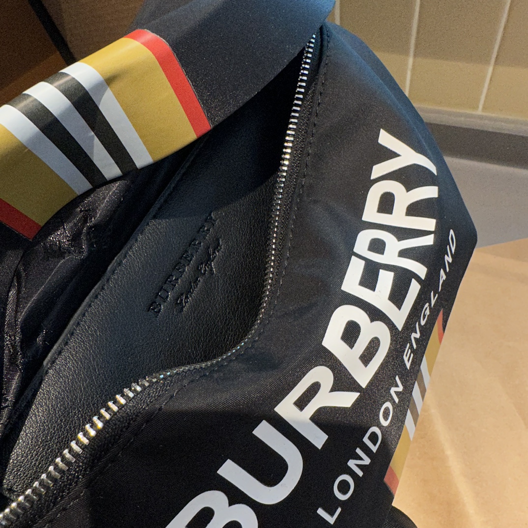 【BURBERRY 公式旗艦店】バーバリー 胸ポケット  当日出荷 好評に付き再入荷！27CM