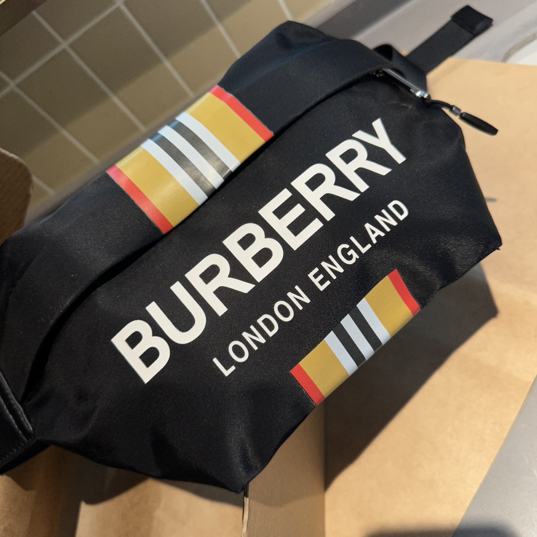【BURBERRY 公式旗艦店】バーバリー 胸ポケット  当日出荷 好評に付き再入荷！27CM