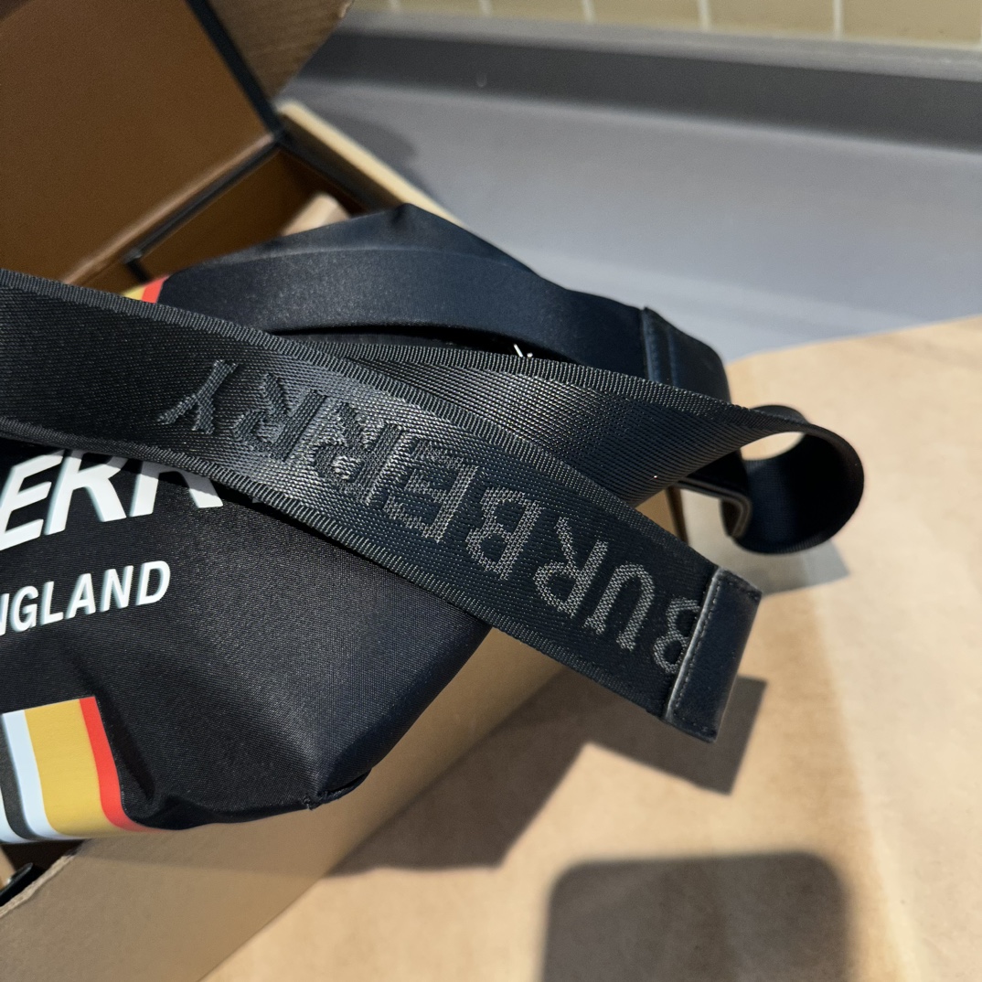 【BURBERRY 公式旗艦店】バーバリー 胸ポケット  当日出荷 好評に付き再入荷！27CM