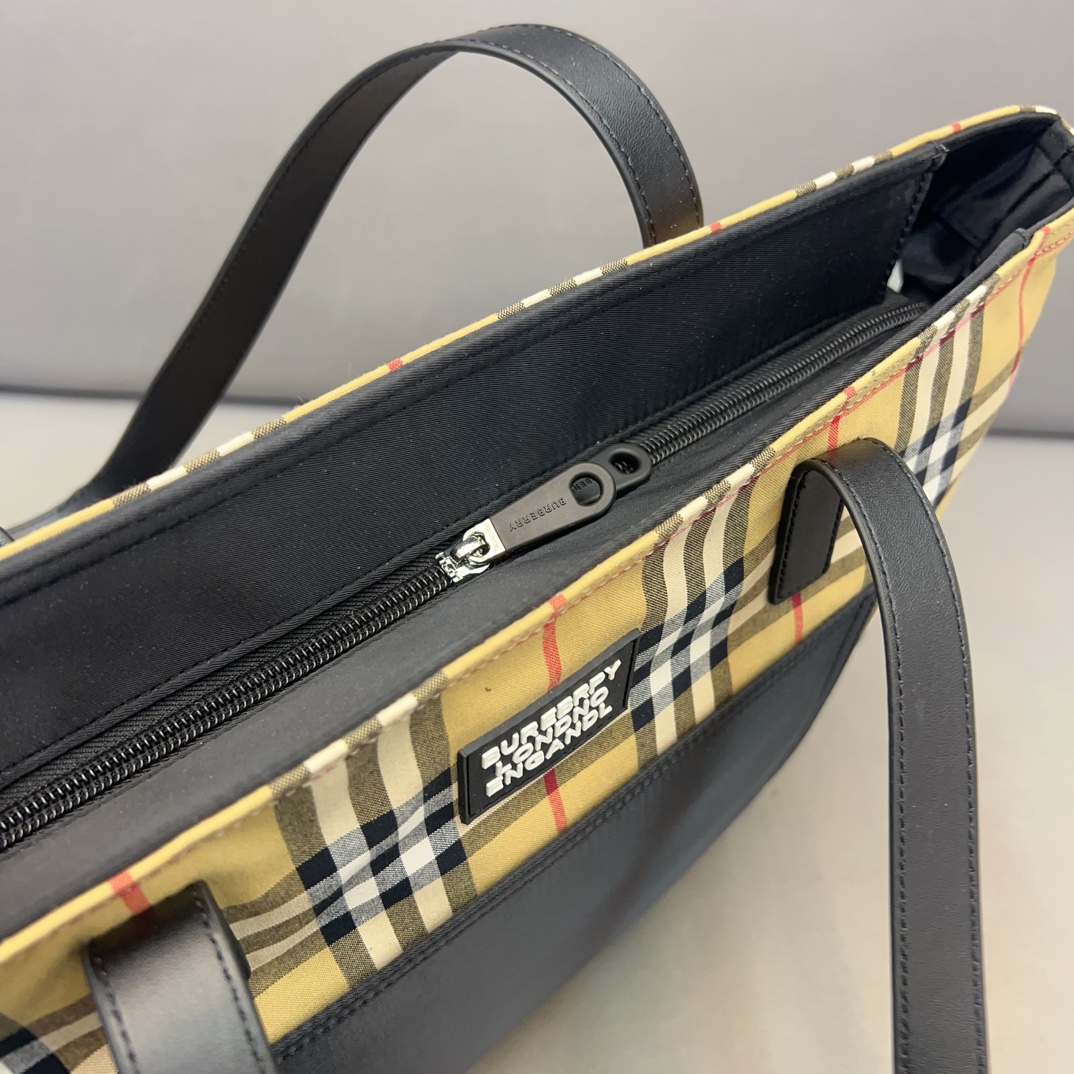 【BURBERRY 公式旗艦店】バーバリー  ハンドバッグ  当日出荷 好評に付き再入荷！34*28CM