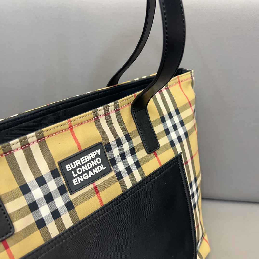 【BURBERRY 公式旗艦店】バーバリー  ハンドバッグ  当日出荷 好評に付き再入荷！34*28CM