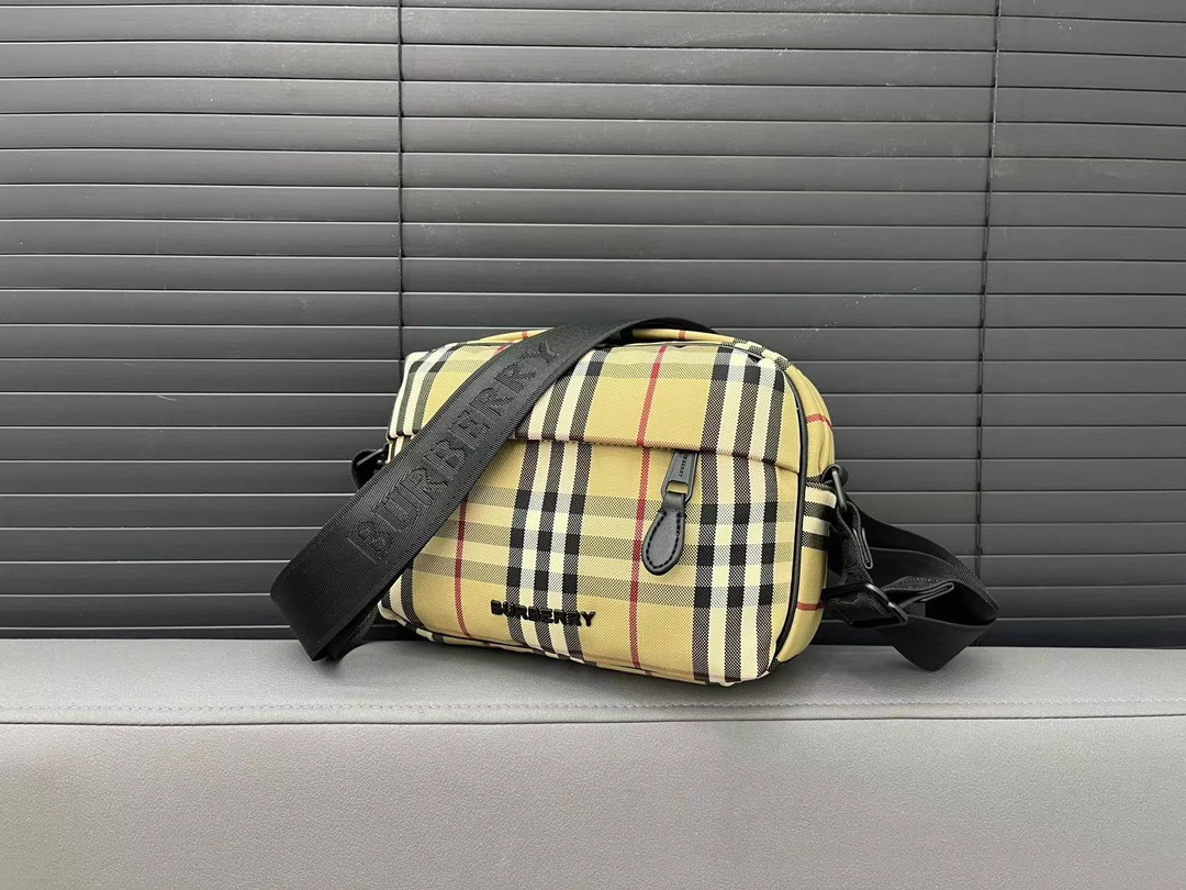 【BURBERRY 公式旗艦店】バーバリー  斜めがけバッグ 当日出荷 好評に付き再入荷！23*16CM