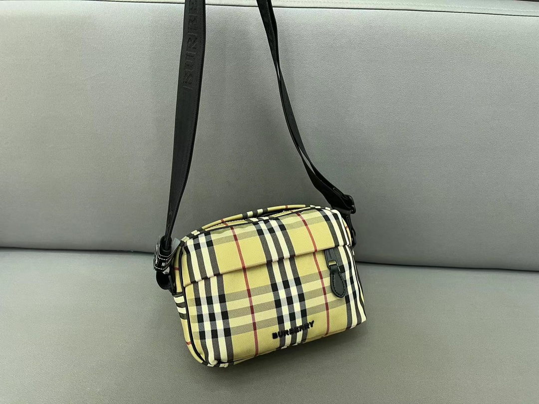 【BURBERRY 公式旗艦店】バーバリー  斜めがけバッグ 当日出荷 好評に付き再入荷！23*16CM