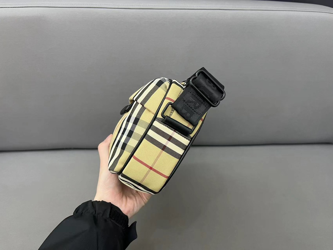 【BURBERRY 公式旗艦店】バーバリー  斜めがけバッグ 当日出荷 好評に付き再入荷！23*16CM