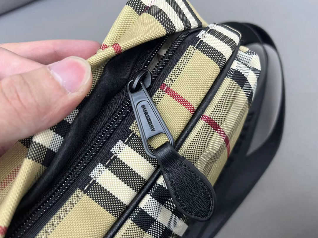 【BURBERRY 公式旗艦店】バーバリー  斜めがけバッグ 当日出荷 好評に付き再入荷！23*16CM