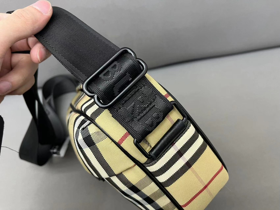 【BURBERRY 公式旗艦店】バーバリー  斜めがけバッグ 当日出荷 好評に付き再入荷！23*16CM