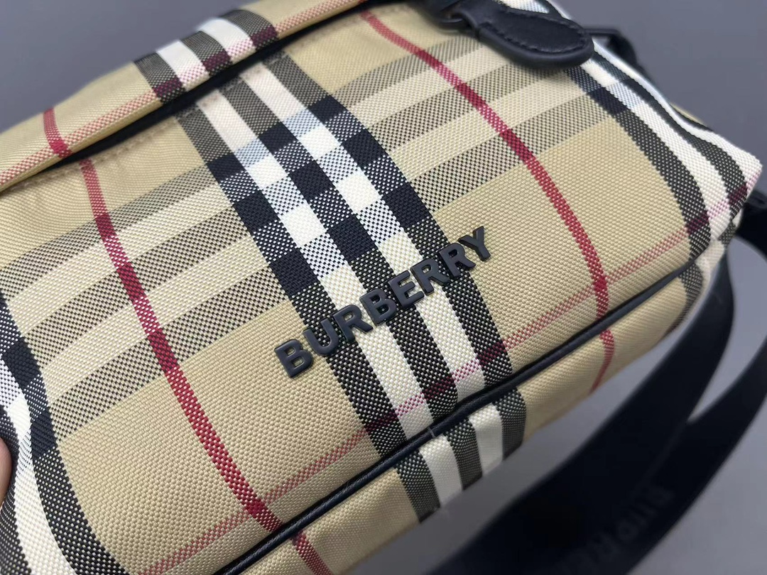【BURBERRY 公式旗艦店】バーバリー  斜めがけバッグ 当日出荷 好評に付き再入荷！23*16CM