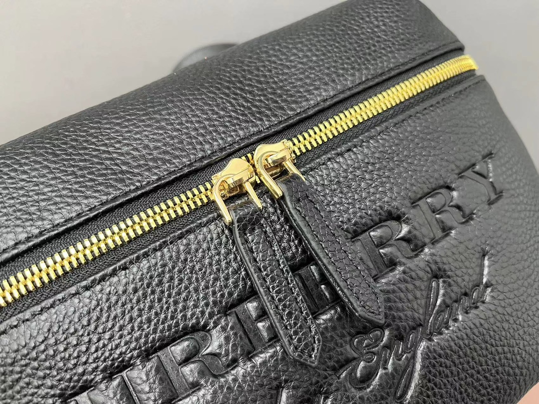 【BURBERRY 公式旗艦店】バーバリー 胸ポケット  当日出荷 好評に付き再入荷！28*19CM