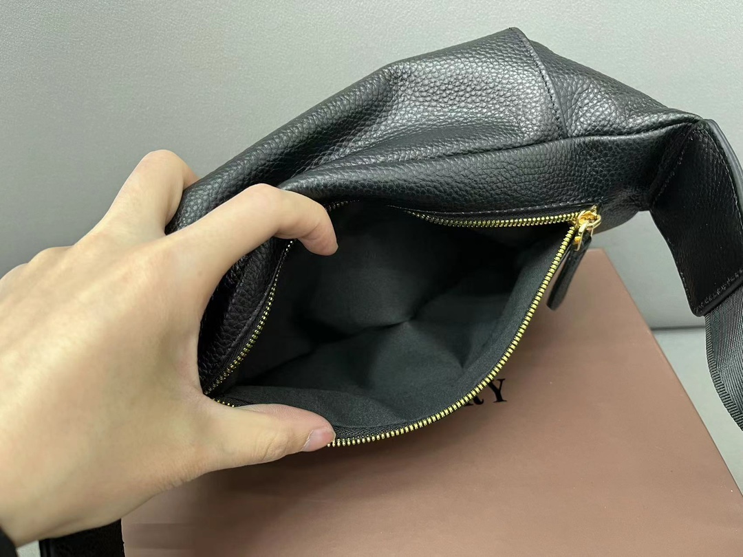 【BURBERRY 公式旗艦店】バーバリー 胸ポケット  当日出荷 好評に付き再入荷！28*19CM