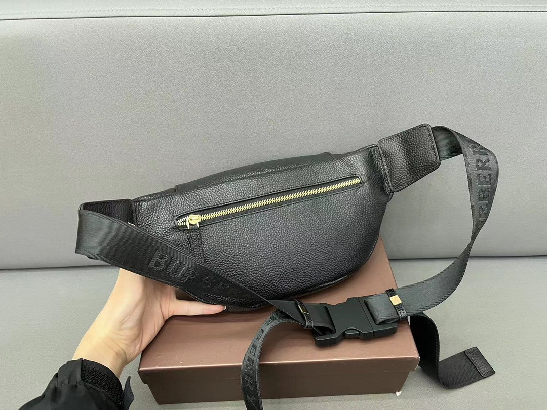 【BURBERRY 公式旗艦店】バーバリー 胸ポケット  当日出荷 好評に付き再入荷！28*19CM