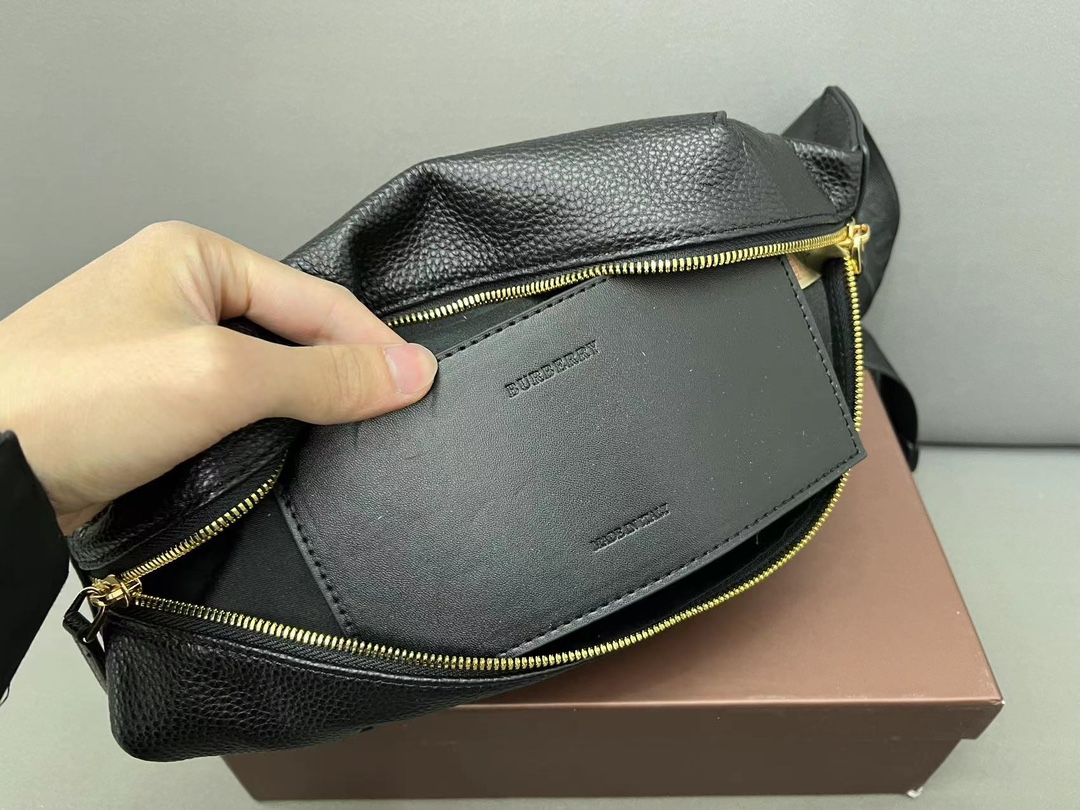 【BURBERRY 公式旗艦店】バーバリー 胸ポケット  当日出荷 好評に付き再入荷！28*19CM