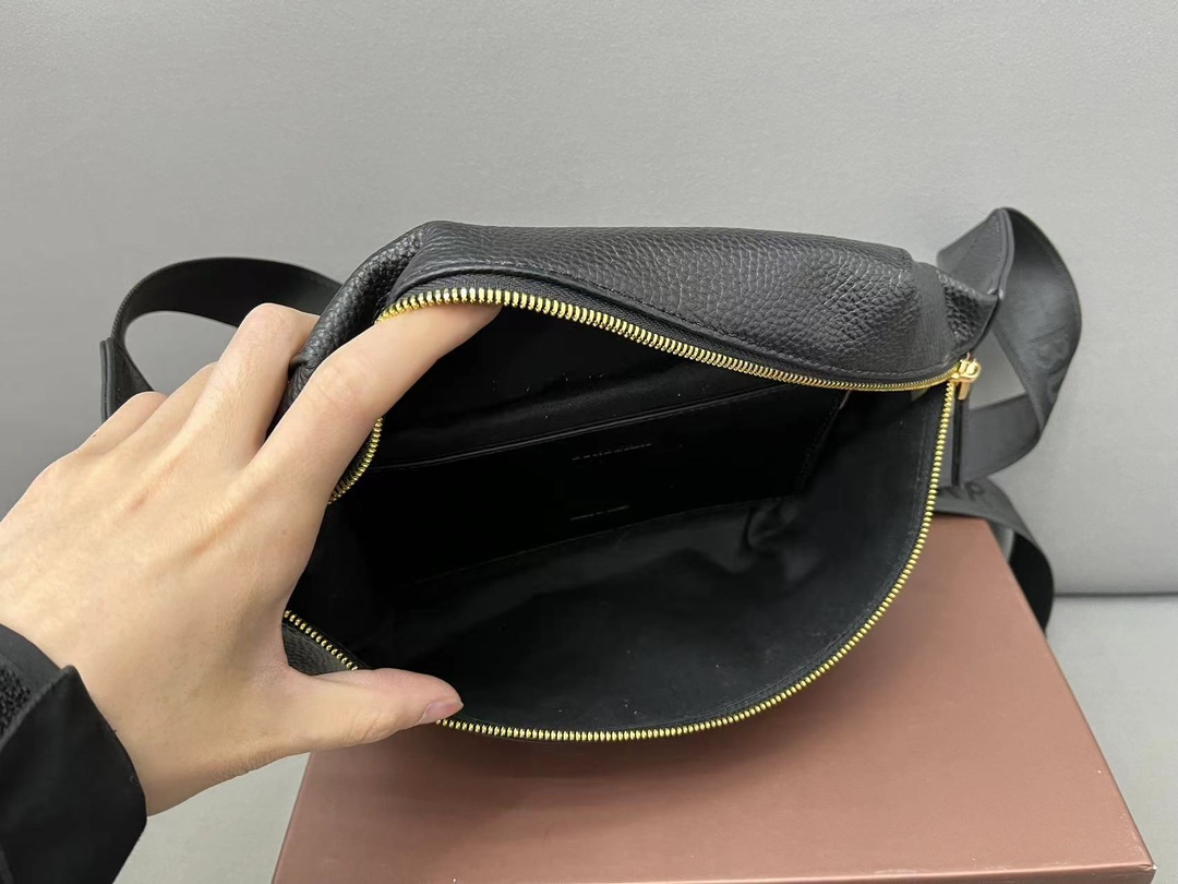 【BURBERRY 公式旗艦店】バーバリー 胸ポケット  当日出荷 好評に付き再入荷！28*19CM