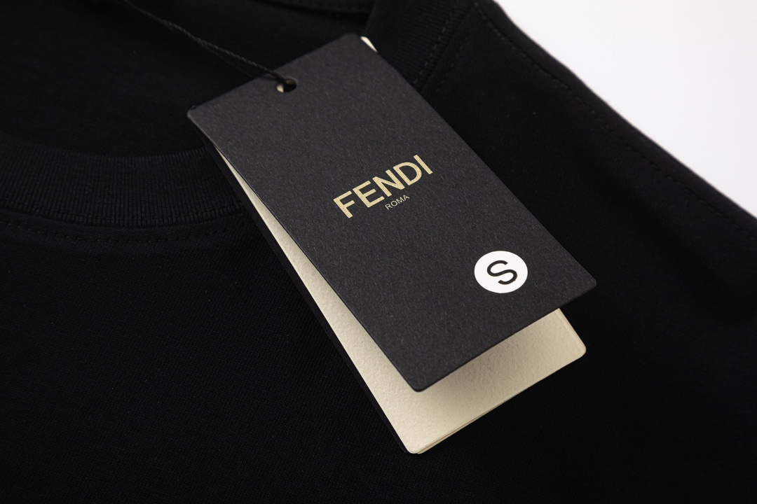 【FENDI 公式旗艦店】フェンディ   Tシャツ ご好評に付き再入荷！