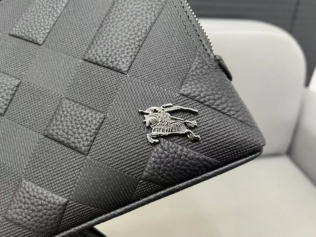 【BURBERRY 公式旗艦店】バーバリー 胸ポケット  当日出荷 好評に付き再入荷！26*16CM