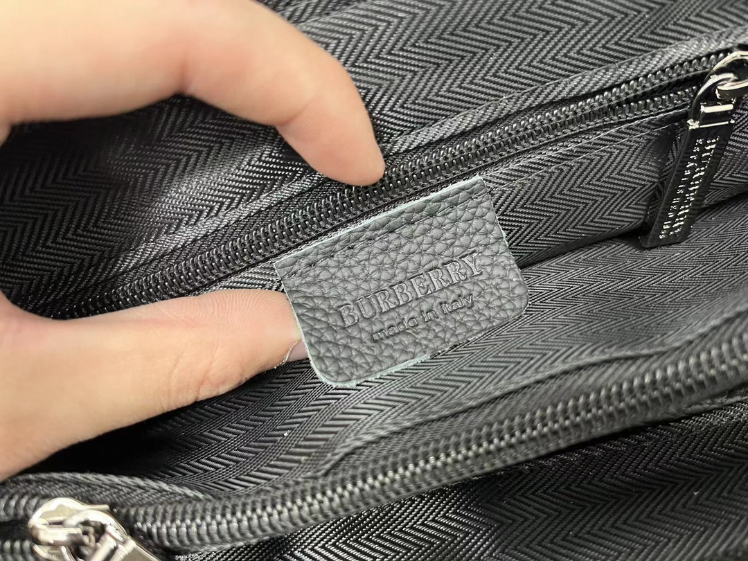 【BURBERRY 公式旗艦店】バーバリー 胸ポケット  当日出荷 好評に付き再入荷！26*16CM