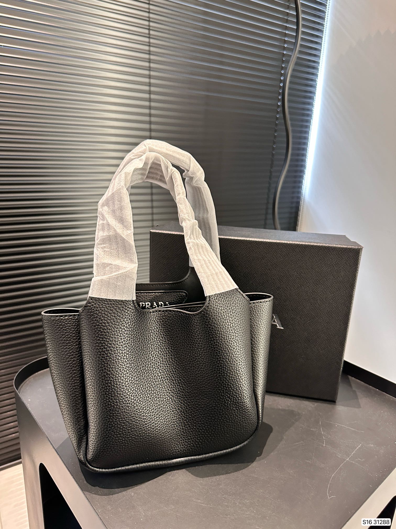 【PRADA 公式旗艦店】プラダ  ハンドバッグ 当日出荷 好評に付き再入荷！17*15CM