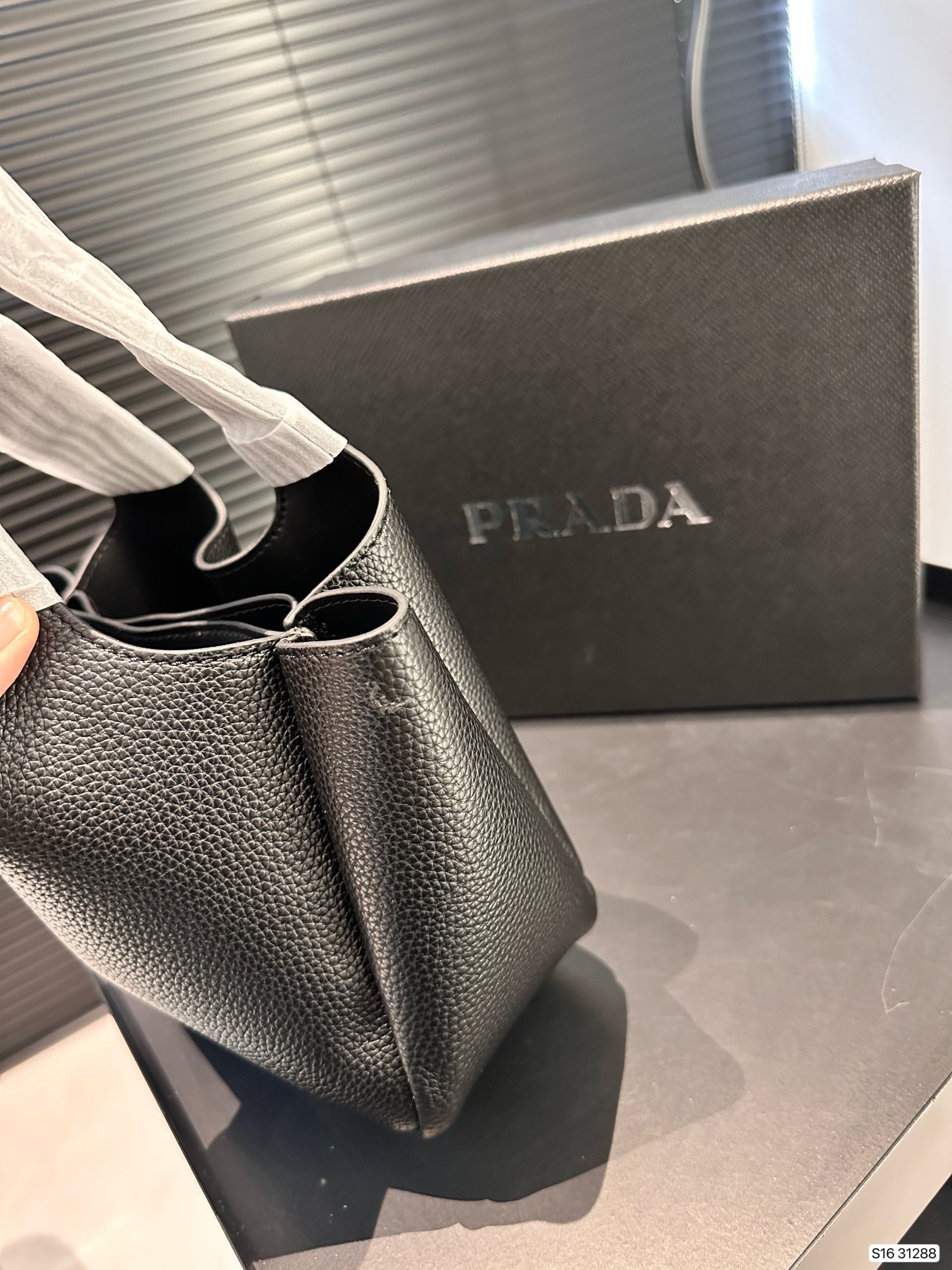 【PRADA 公式旗艦店】プラダ  ハンドバッグ 当日出荷 好評に付き再入荷！17*15CM