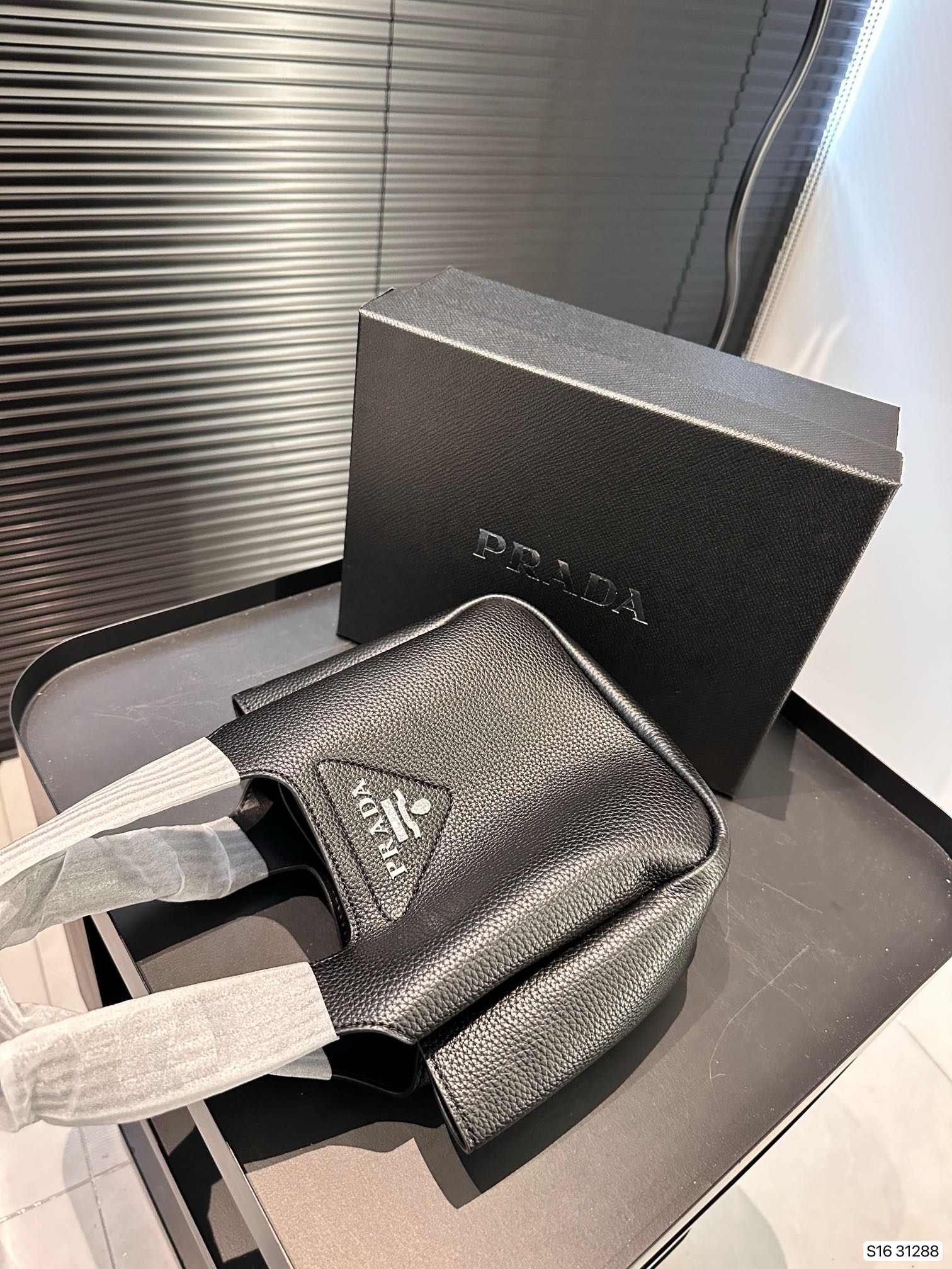 【PRADA 公式旗艦店】プラダ  ハンドバッグ 当日出荷 好評に付き再入荷！17*15CM