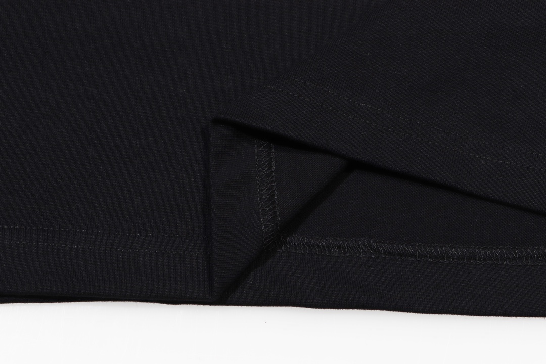 【YSL SAINT LAURENT 公式旗艦店】サンローラン Tシャツ ご好評に付き再入荷！