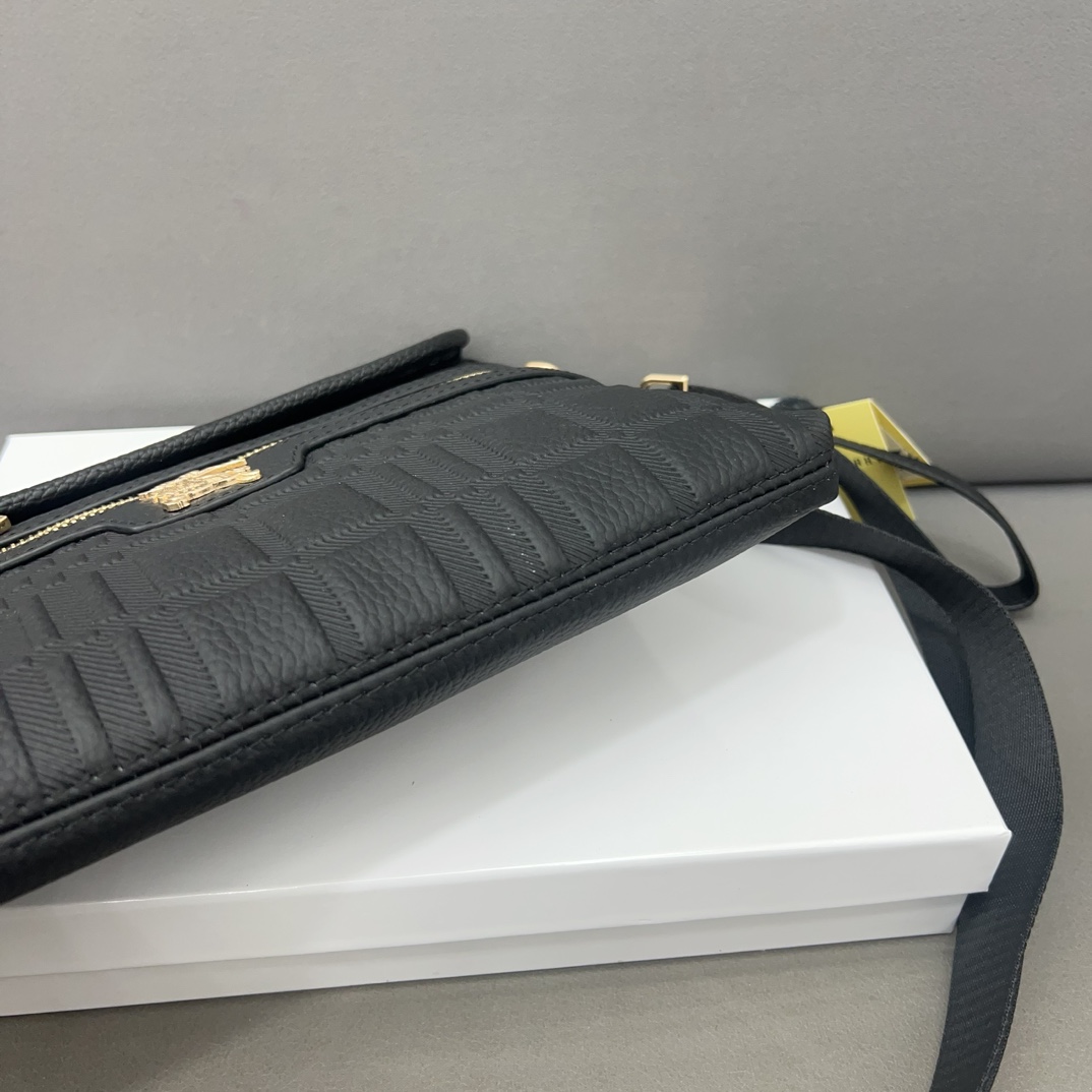 【BURBERRY 公式旗艦店】バーバリー  斜めがけバッグ 当日出荷 好評に付き再入荷！30*20CM