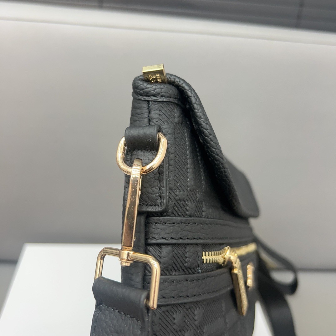 【BURBERRY 公式旗艦店】バーバリー  斜めがけバッグ 当日出荷 好評に付き再入荷！30*20CM