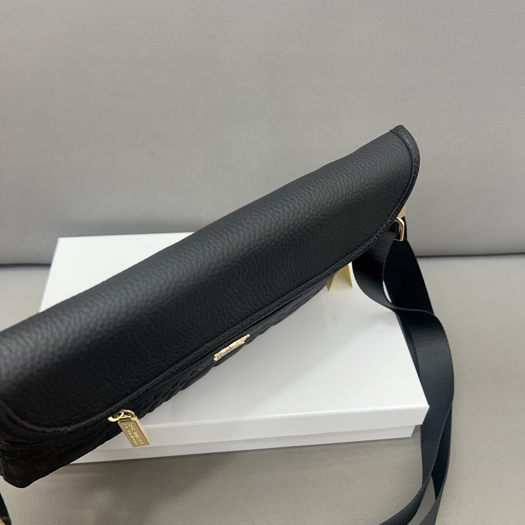 【BURBERRY 公式旗艦店】バーバリー  斜めがけバッグ 当日出荷 好評に付き再入荷！30*20CM