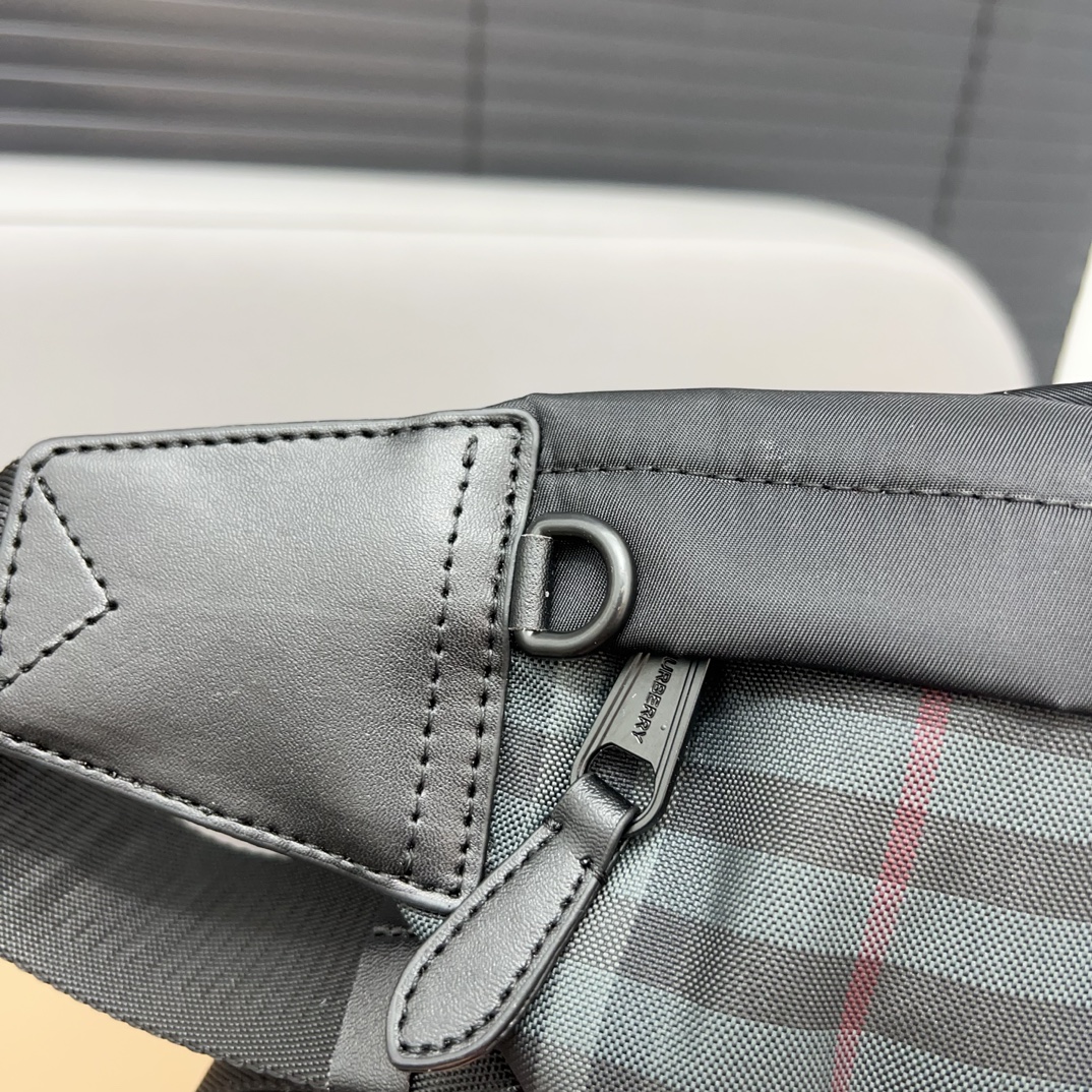 【BURBERRY 公式旗艦店】バーバリー 胸ポケット  当日出荷 好評に付き再入荷！30*14CM