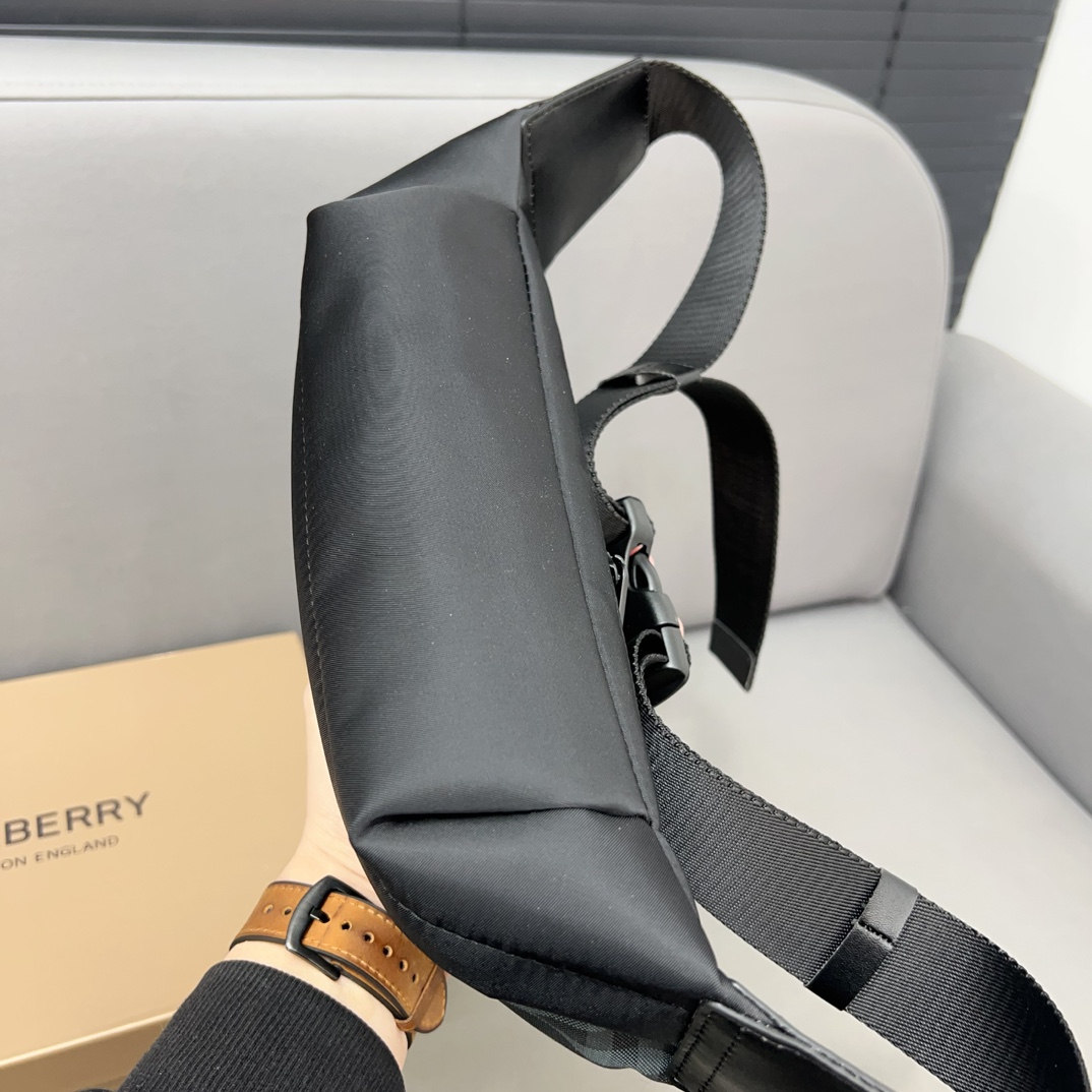 【BURBERRY 公式旗艦店】バーバリー 胸ポケット  当日出荷 好評に付き再入荷！30*14CM
