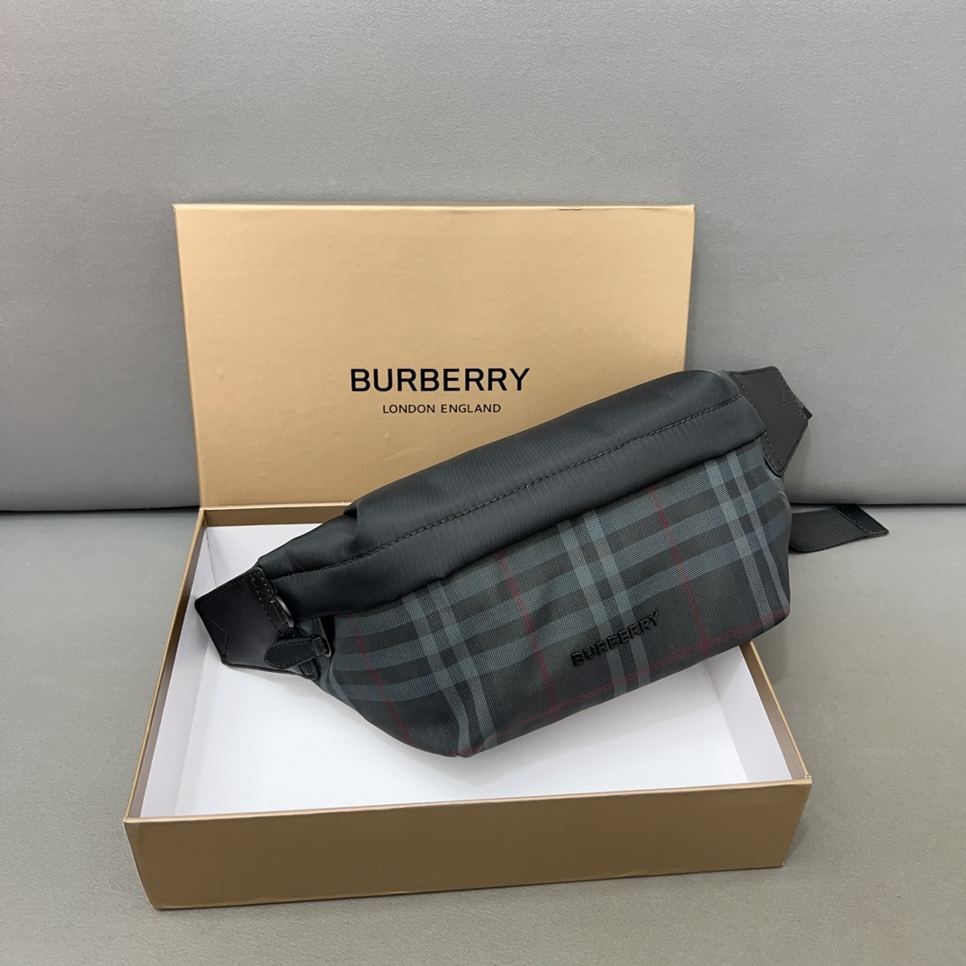 【BURBERRY 公式旗艦店】バーバリー 胸ポケット  当日出荷 好評に付き再入荷！30*14CM