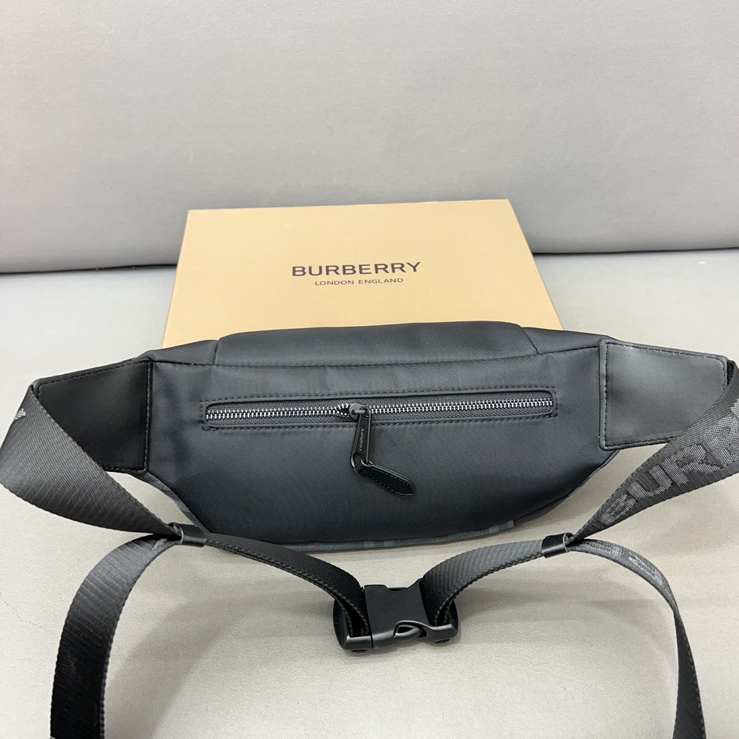 【BURBERRY 公式旗艦店】バーバリー 胸ポケット  当日出荷 好評に付き再入荷！30*14CM