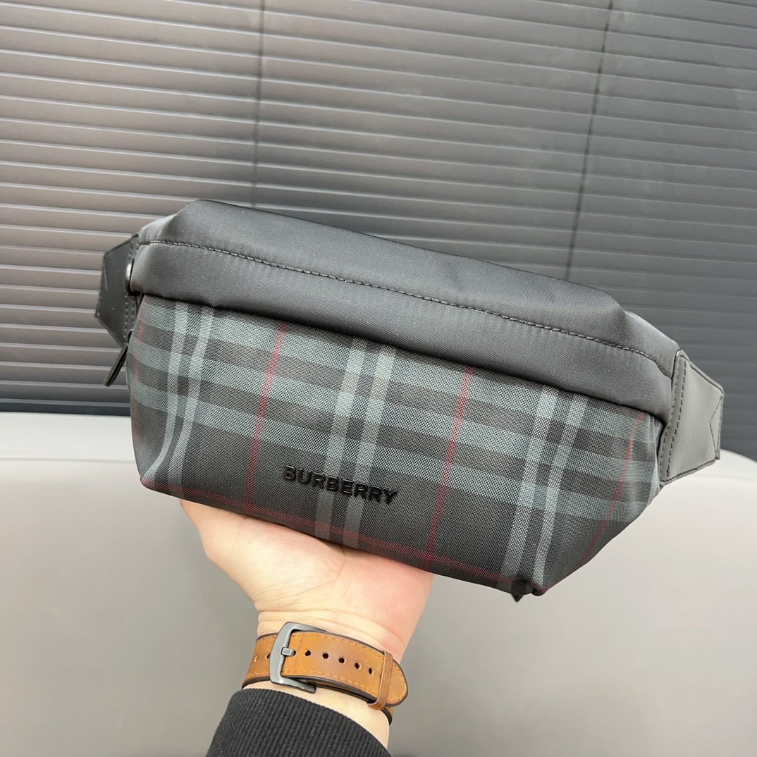 【BURBERRY 公式旗艦店】バーバリー 胸ポケット  当日出荷 好評に付き再入荷！30*14CM