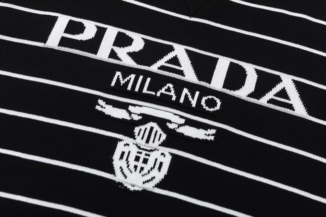 【PRADA  公式旗艦店】プラダ  Tシャツ ご好評に付き再入荷！