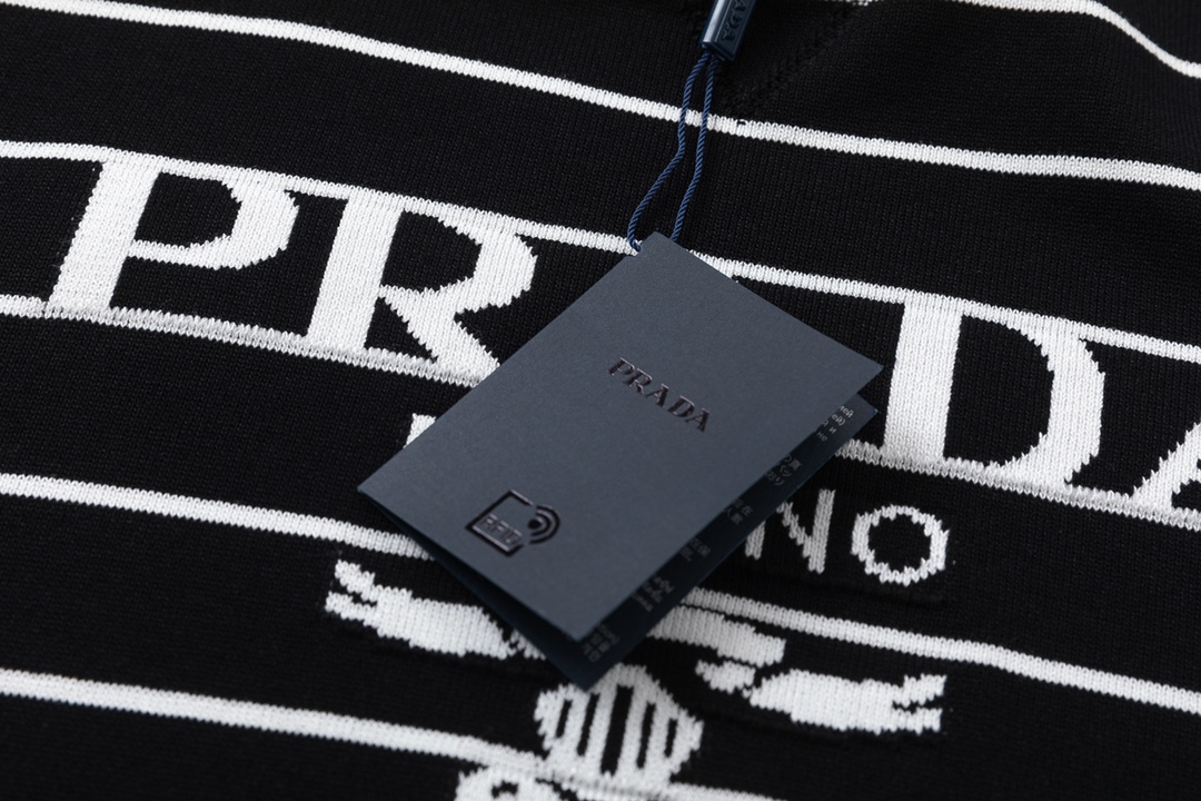 【PRADA  公式旗艦店】プラダ  Tシャツ ご好評に付き再入荷！