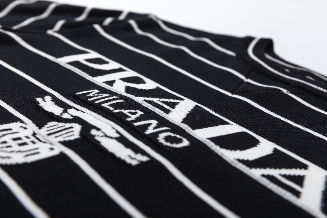 【PRADA  公式旗艦店】プラダ  Tシャツ ご好評に付き再入荷！