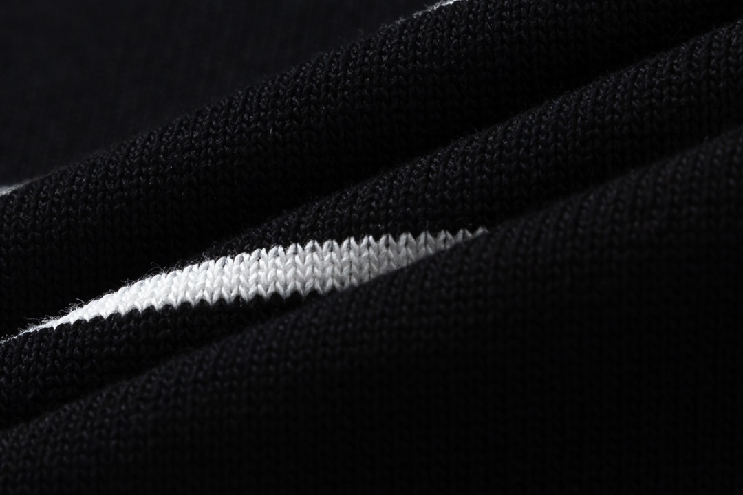 【PRADA  公式旗艦店】プラダ  Tシャツ ご好評に付き再入荷！