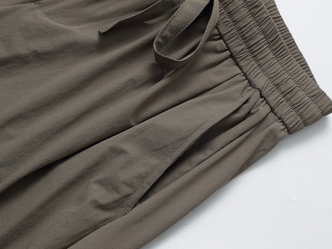 【VERSACE  公式旗艦店】ヴェルサーチ  ショートパンツご好評に付き再入荷 24628