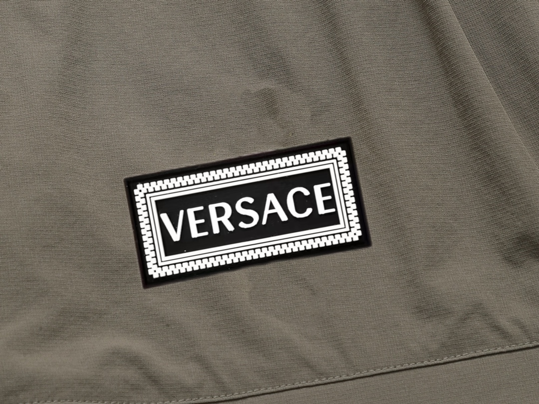 【VERSACE  公式旗艦店】ヴェルサーチ  ショートパンツご好評に付き再入荷 24628