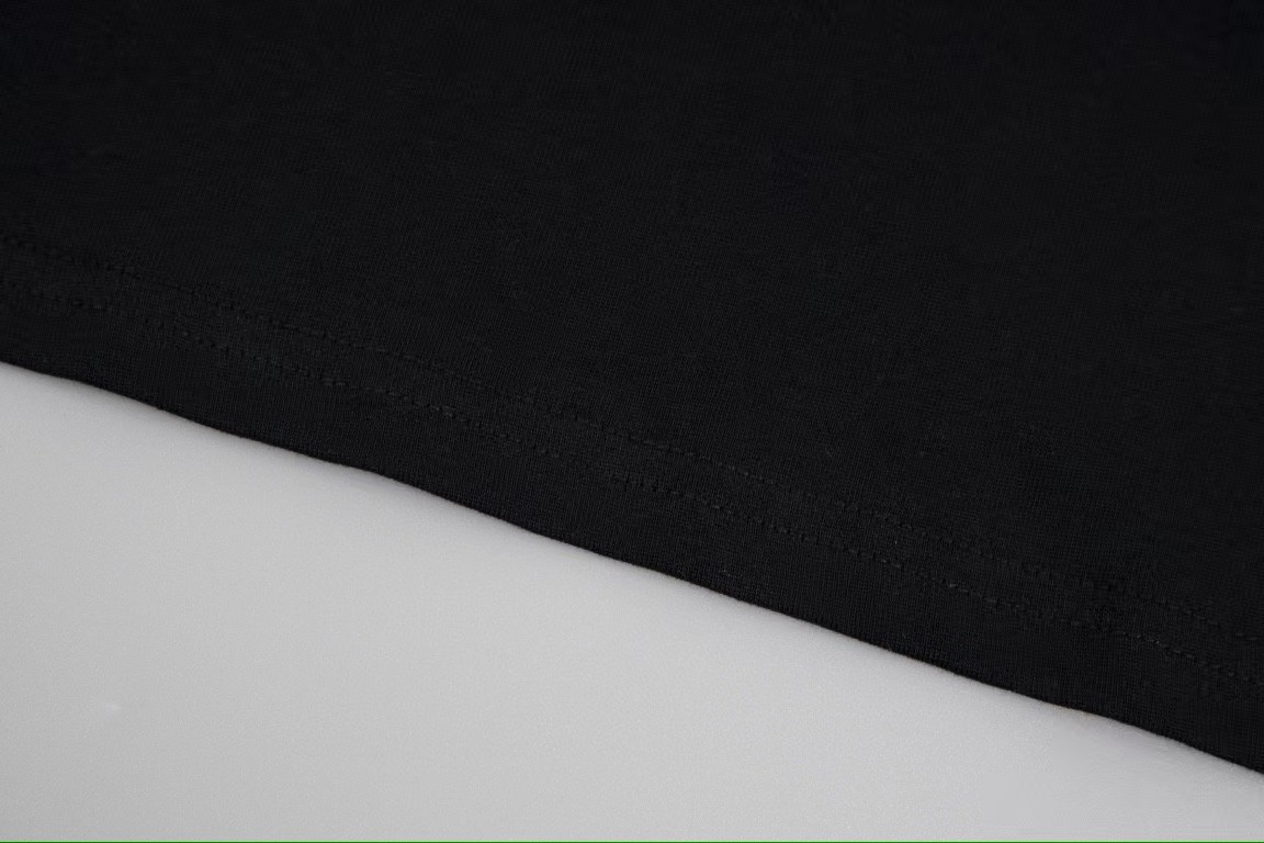 【YSL SAINT LAURENT 公式旗艦店】サンローラン Tシャツ ご好評に付き再入荷！