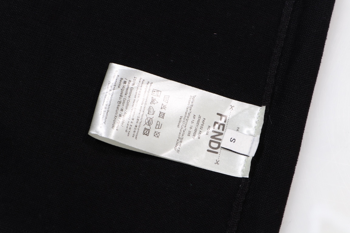 【FENDI 公式旗艦店】フェンディ  Tシャツ ご好評に付き再入荷！