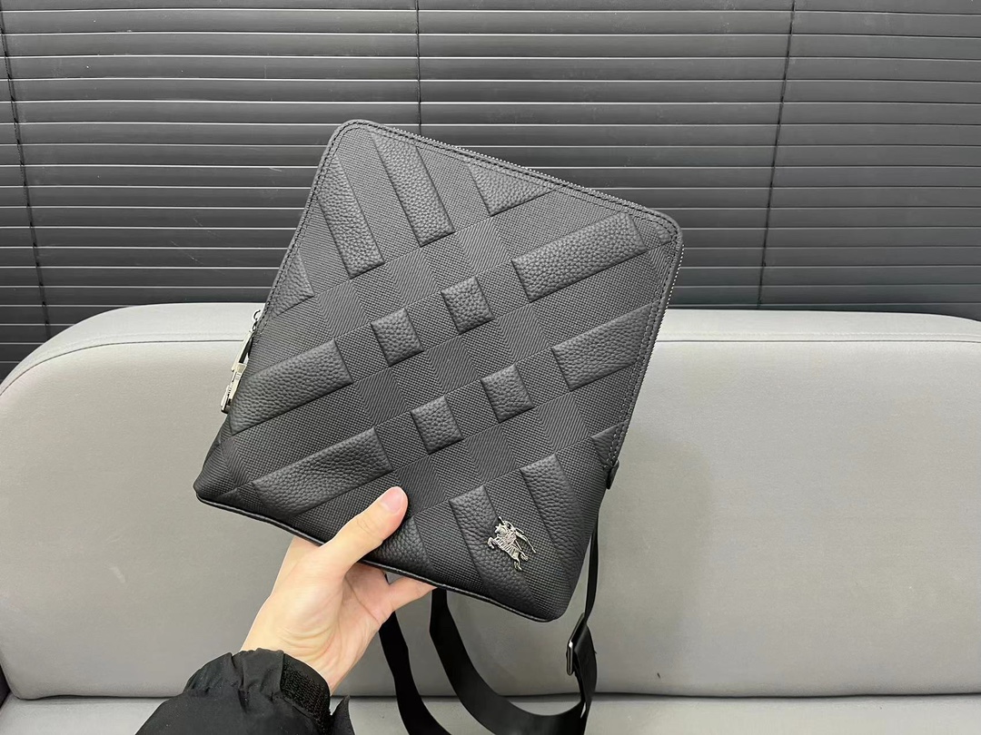 【BURBERRY 公式旗艦店】バーバリー  斜めがけバッグ 当日出荷 好評に付き再入荷！23*26CM