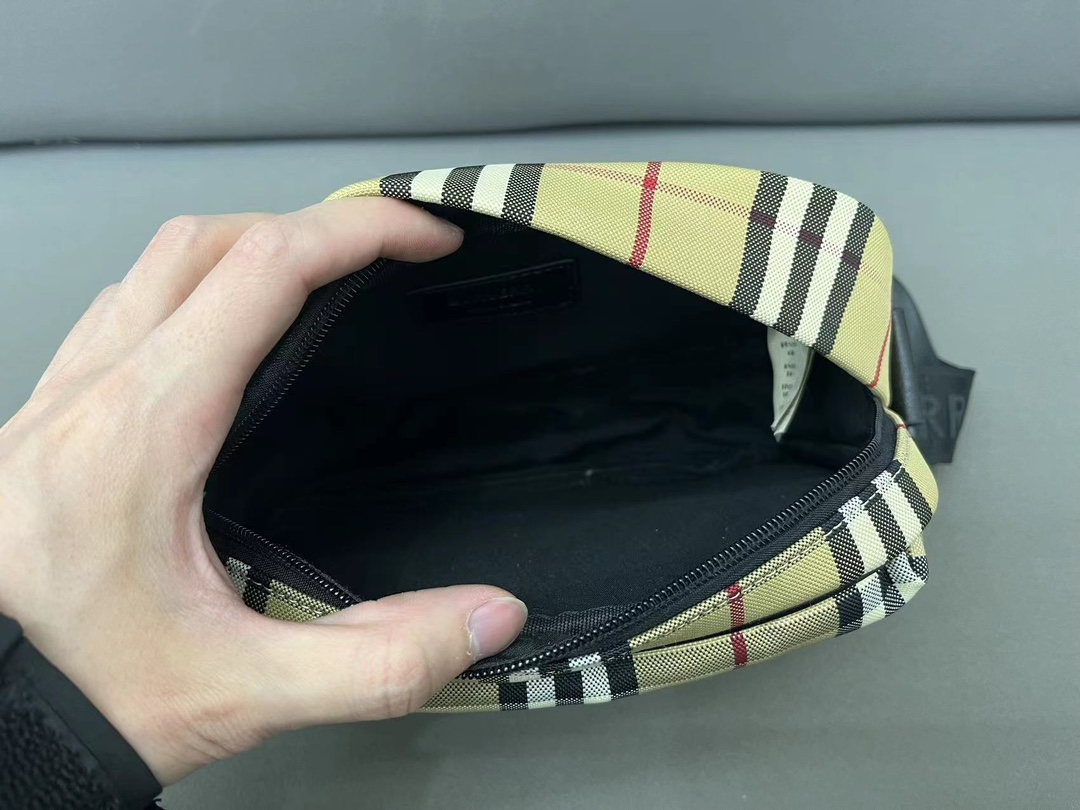 【BURBERRY 公式旗艦店】バーバリー  斜めがけバッグ 当日出荷 好評に付き再入荷！23*16CM